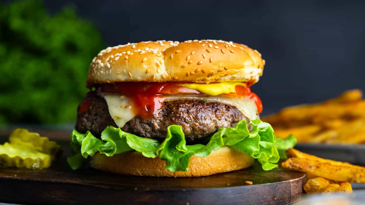 Sweet Meets Heat: The Perfect Bacon Burger Recipe You'll Love - Crafting the Perfect Burger Patty